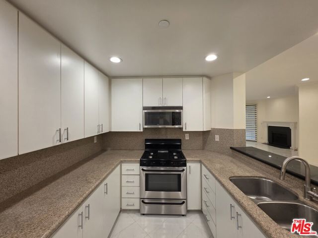 12000 Goshen Avenue, Los Angeles CA: https://media.crmls.org/mediaz/a2bec663-a894-4460-9aac-28f553d98509.jpg