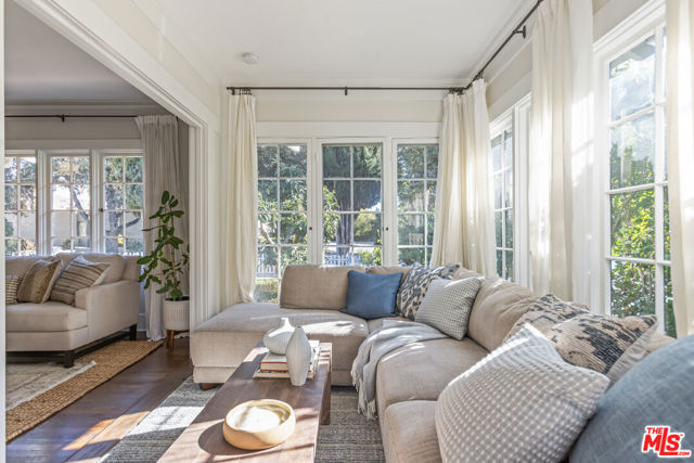 601 S Hudson Avenue, Pasadena CA: https://media.crmls.org/mediaz/a2bf2007-f5db-4834-91f3-82c81da3acdd.jpg