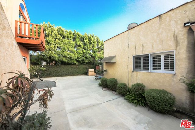1943 19th Street, Santa Monica CA: https://media.crmls.org/mediaz/a2bf5f79-f85e-42bf-86b8-7f2ff6aa8704.jpg