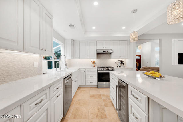 645 Overlook Road, Simi Valley CA: https://media.crmls.org/mediaz/a2bfc8f0-429a-4b72-9e4e-4b294e72285f.jpg