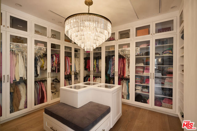4634 White Oak Avenue, Encino CA: https://media.crmls.org/mediaz/a2c154c7-896a-4380-a112-3823bcc6a7e3.jpg