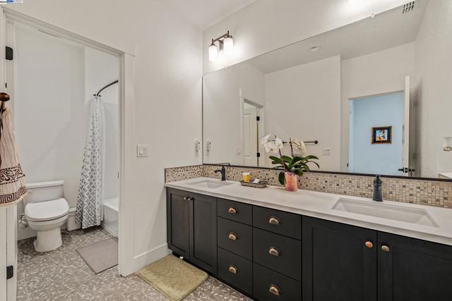2495 Kruip Ct, Lathrop CA: https://media.crmls.org/mediaz/a2c1cd61-724a-475e-9a6a-71d06d8cfb05.jpg