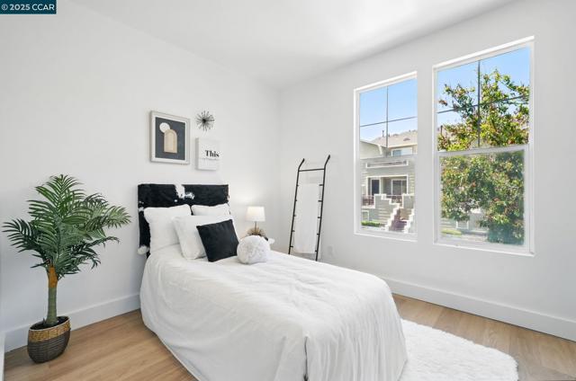 10708 Prince Royal Ct, Oakland CA: https://media.crmls.org/mediaz/a2c479f5-293c-45e8-96b0-85e32e02c5ac.jpg