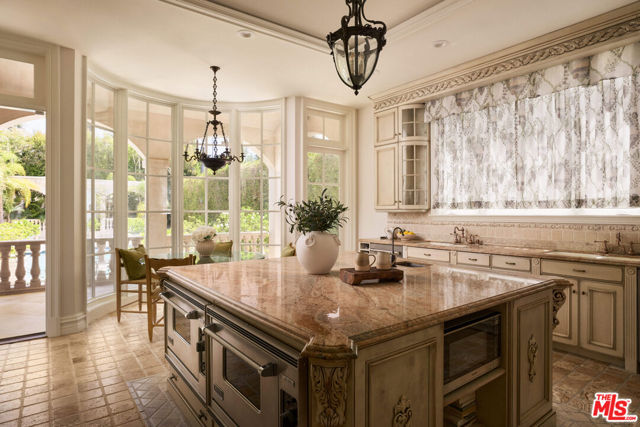 628 N Rodeo Drive, Beverly Hills CA: https://media.crmls.org/mediaz/a2c56e1c-aee9-4300-9637-b4f38e5c0a07.jpg