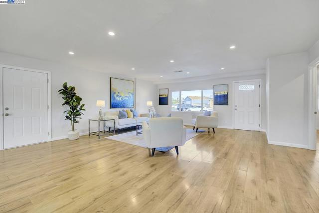 215 Isleton Ave, Oakland CA: https://media.crmls.org/mediaz/a2c61786-475e-482c-9e76-9df5558077f9.jpg