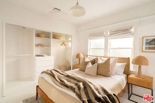 522 Altair Place, Venice CA: https://media.crmls.org/mediaz/a2c6dbb4-3450-4656-a930-17094bd67e88.jpg