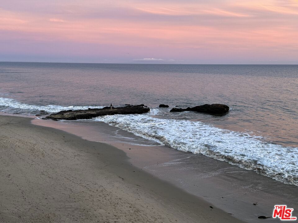 https://media.crmls.org/mediaz/a2c8516a-0d87-49f3-b3b1-20380ab7570c.jpg?preset=X-Large