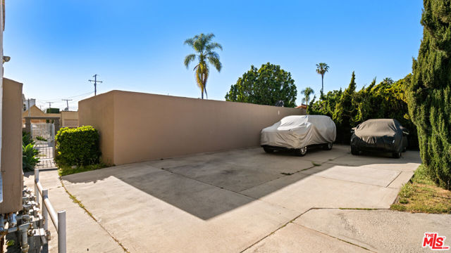 4196 5th Avenue, Los Angeles CA: https://media.crmls.org/mediaz/a2c9d297-69ca-47a7-a75a-7ae066e749a5.jpg