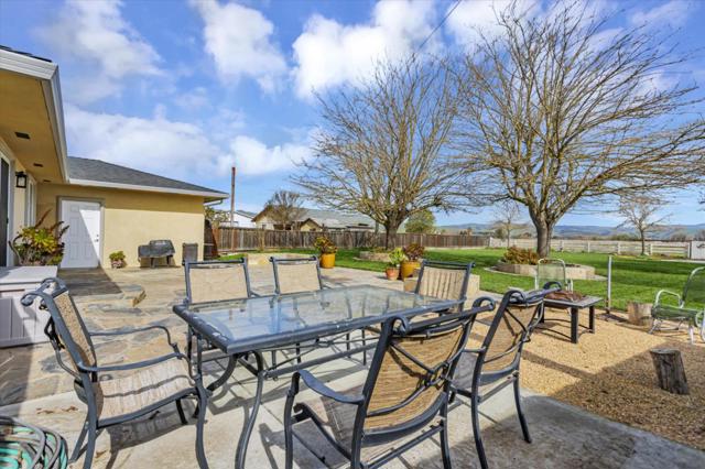 1204 Shore Road, Hollister CA: https://media.crmls.org/mediaz/a2cbf390-7f17-4092-9601-3ecc452e2814.jpg