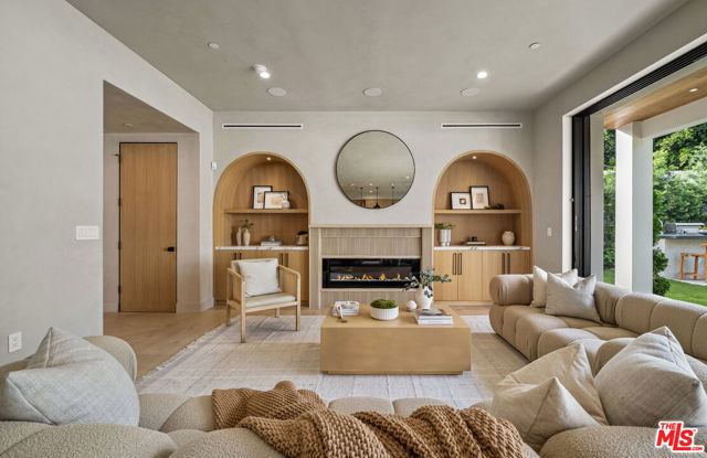 11317 Valley Spring Lane, Studio City CA: https://media.crmls.org/mediaz/a2cc1636-a0db-4852-9818-567326b5ed8c.jpg