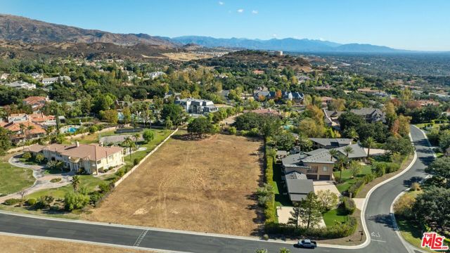22682 La Quilla Drive, Chatsworth CA: https://media.crmls.org/mediaz/a2cc1789-fed7-4133-a47c-e3c6b4b0ba37.jpg