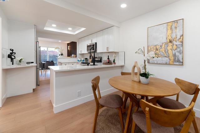 498 Via Royal, Walnut Creek CA: https://media.crmls.org/mediaz/a2cc22d0-fd68-4e15-81c0-b467b99ca351.jpg