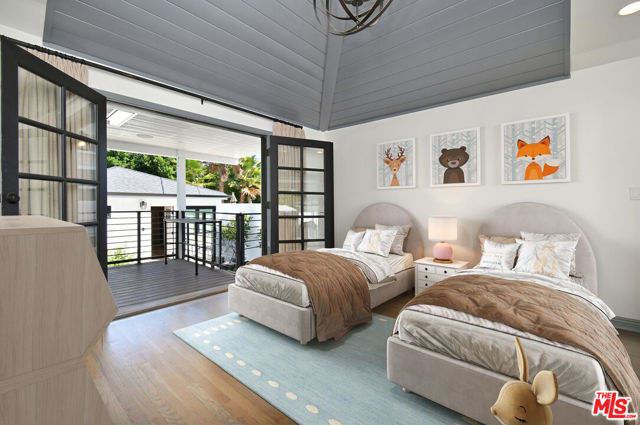 18033 Rosita Street, Encino CA: https://media.crmls.org/mediaz/a2ce1121-0105-47ed-b8dc-bb0a8b5afbc5.jpg