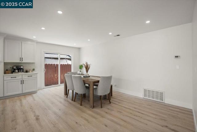 118 Cottonwood Ct, Hercules CA: https://media.crmls.org/mediaz/a2cf800f-d1eb-4fcb-9a5f-3173e2b0101d.jpg