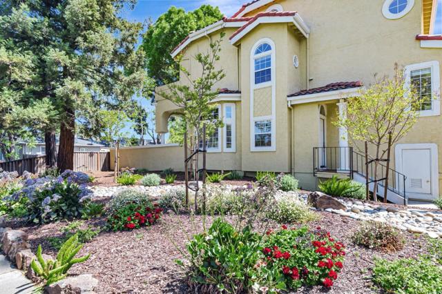 10 Tyrella Court, Mountain View CA: https://media.crmls.org/mediaz/a2d10619-8b2a-411f-b6e9-795fe864c93b.jpg