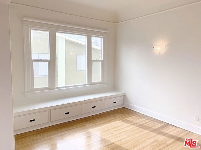 25 Falcon Avenue, Long Beach CA: https://media.crmls.org/mediaz/a2d18a9a-c9b0-48bb-9043-8f3d97a2ce5b.jpg