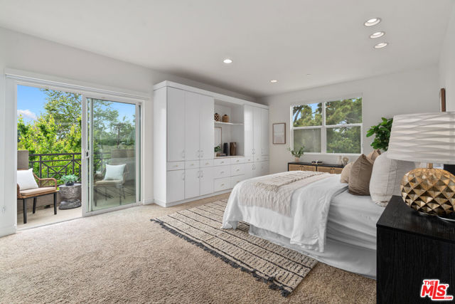 4424 Whitsett Avenue, Studio City CA: https://media.crmls.org/mediaz/a2d3bc92-6aeb-4cc3-902b-087ac297047c.jpg