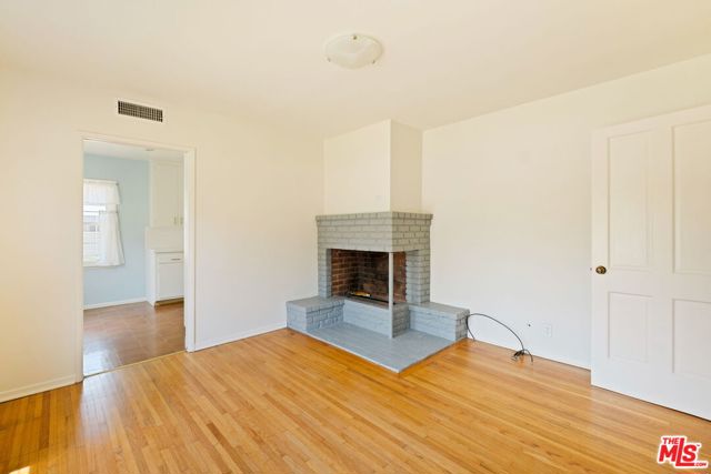 315 26th Street, Santa Monica CA: https://media.crmls.org/mediaz/a2d3d4eb-ba6f-40d9-af6e-3fb977158ec9.jpg