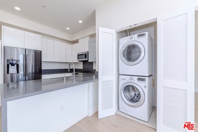 105 S Mariposa Avenue, Los Angeles CA: https://media.crmls.org/mediaz/a2d47c51-b6dd-4907-be86-695667dd0a51.jpg