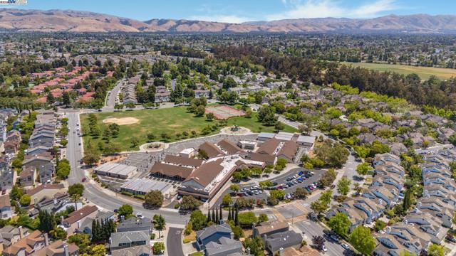 5373 Shamrock Cmn, Fremont CA: https://media.crmls.org/mediaz/a2d4d012-c104-48e1-a922-76a0b683cb27.jpg