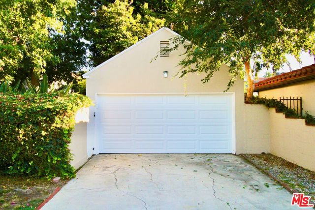 11410 Aqua Vista Street, Studio City CA: https://media.crmls.org/mediaz/a2d4e538-d5ec-4159-b2e3-009105617496.jpg