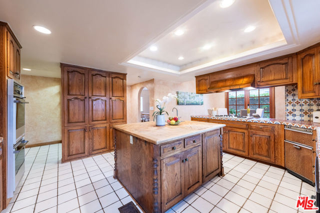 475 S Rodeo Drive, Beverly Hills CA: https://media.crmls.org/mediaz/a2d5b51e-8e4d-45dc-a616-b46b417acddc.jpg