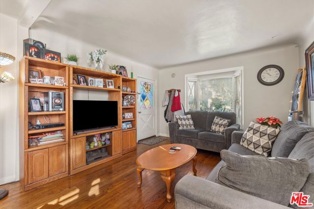 1757 Wellesley Avenue, Los Angeles CA: https://media.crmls.org/mediaz/a2d60584-396a-4880-ad58-a4c2791897be.jpg