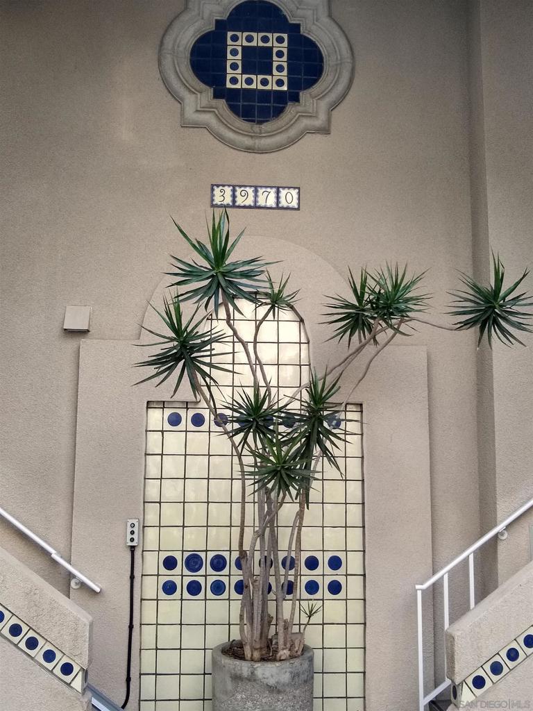 https://media.crmls.org/mediaz/a2d6a6fb-6092-47f2-a769-5147e291bf71.jpg?preset=X-Large