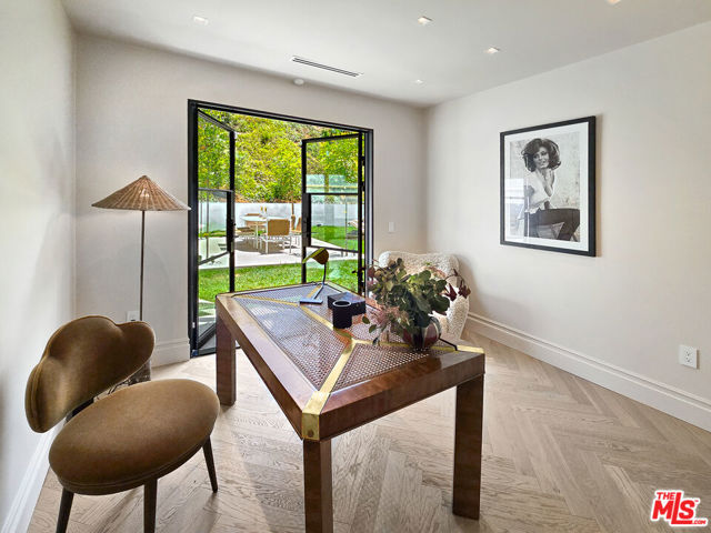 2288 Coldwater Canyon Drive, Beverly Hills CA: https://media.crmls.org/mediaz/a2d8477d-945c-4b8c-a8d5-0d1b1980099b.jpg