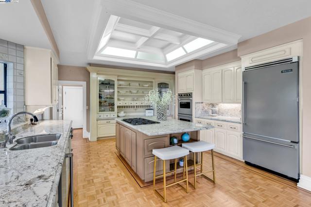 219 Valley Oaks Dr, Alamo CA: https://media.crmls.org/mediaz/a2d8afda-710a-494a-bb50-34de4145cb8f.jpg