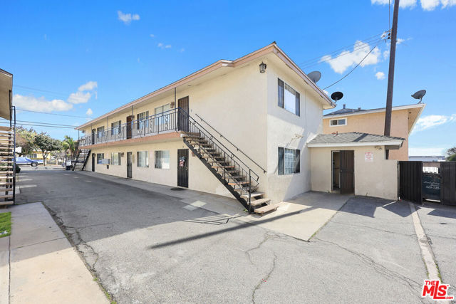 919 Carob Way, Montebello CA: https://media.crmls.org/mediaz/a2d9dc45-b1f8-4e1f-b793-38c6ae162472.jpg