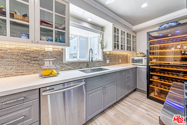 821 Lorraine Boulevard, Los Angeles CA: https://media.crmls.org/mediaz/a2db8bce-f478-411b-9f92-59066ee1f564.jpg