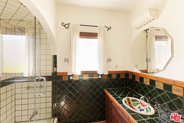 112 N Valley Street, Burbank CA: https://media.crmls.org/mediaz/a2dbcce2-85fa-438a-a952-d18fa622649f.jpg