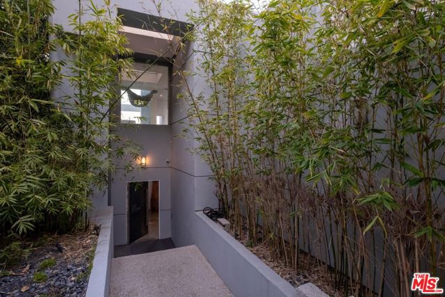 2183 Sunset Plaza Drive, Los Angeles CA: https://media.crmls.org/mediaz/a2dd80d7-4bdb-4464-856d-494250c278fa.jpg
