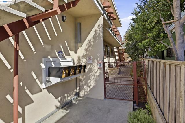 Image 3 of 48 For 2550 Damuth St