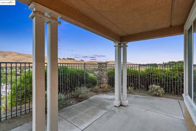 6686 Chalk Hill Ln, Vallejo CA: https://media.crmls.org/mediaz/a2de0c7f-c82a-4f08-8056-49c4b5d9ea74.jpg