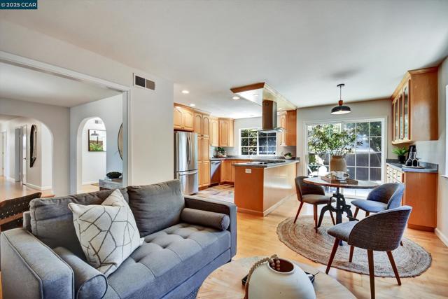 423 Casa Del Mar Dr, Half Moon Bay CA: https://media.crmls.org/mediaz/a2de3214-2078-43a0-a9fd-4cea305238a4.jpg