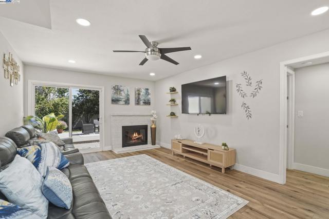 3104 sombrero circle, San Ramon CA: https://media.crmls.org/mediaz/a2df6b21-541a-487a-827e-75e347c73265.jpg