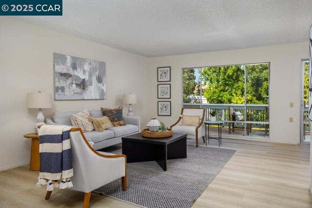 1349 Running Springs Rd, Walnut Creek CA: https://media.crmls.org/mediaz/a2dfa282-82cd-447c-a604-b201e4ee3282.jpg