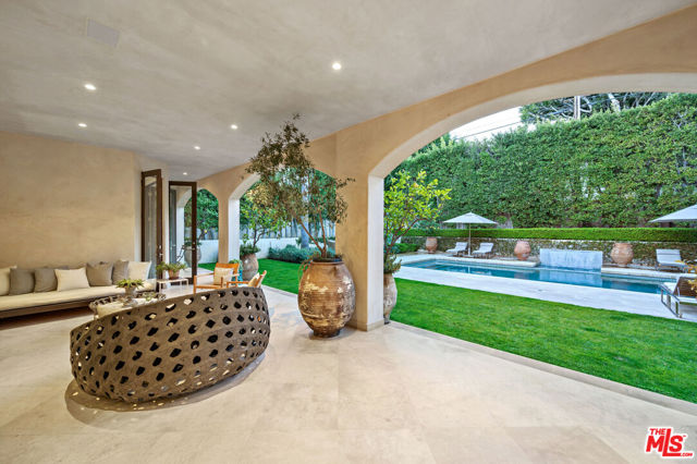 623 N ALTA Drive, Beverly Hills CA: https://media.crmls.org/mediaz/a2e0048f-41a8-489f-a7f7-e00f75d31b82.jpg