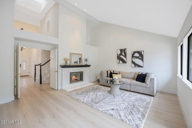 790 Spring Canyon Place, Thousand Oaks CA: https://media.crmls.org/mediaz/a2e0a316-a0d7-4751-928b-bbae3d42d239.jpg
