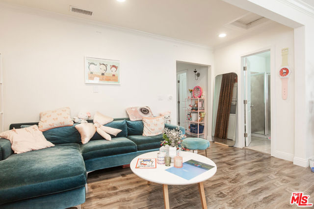 4504 Maplewood Avenue, Los Angeles CA: https://media.crmls.org/mediaz/a2e1ddfc-38da-49b2-bed7-ac14fe77b9e1.jpg