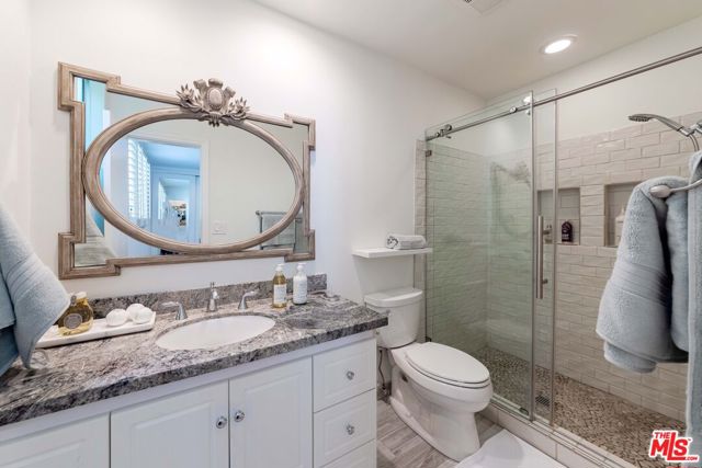 933 17th Street, Santa Monica CA: https://media.crmls.org/mediaz/a2e252cd-87dd-4e13-aff3-7c3f823c9a6f.jpg