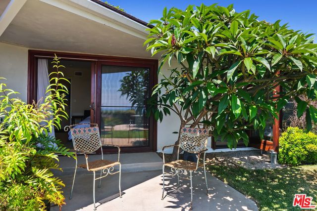 1166 LAS PULGAS Place, Pacific Palisades CA: https://media.crmls.org/mediaz/a2e25786-90f0-428c-b34c-90b81832cf70.jpg