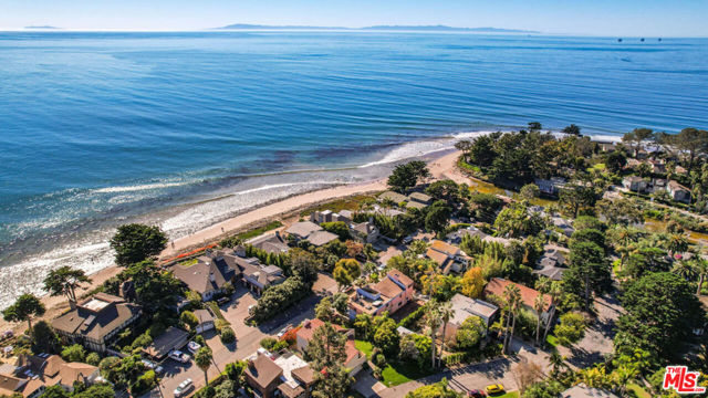8105 Buena Fortuna Street, Carpinteria CA: https://media.crmls.org/mediaz/a2e3a17b-8bd8-40ff-8021-5b86a2c06474.jpg