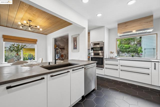6951 Chambers Dr, Oakland CA: https://media.crmls.org/mediaz/a2e5642f-3772-46e4-9878-f5be11ded708.jpg
