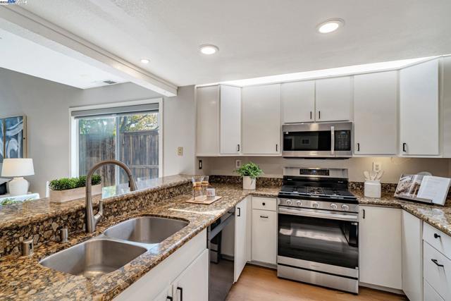 1549 Trimingham Drive, Pleasanton CA: https://media.crmls.org/mediaz/a2e6f1f6-6e50-4beb-bcaf-1ef0663ee7ca.jpg