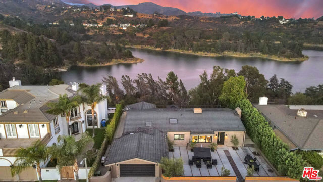 2960 LAKERIDGE Drive, Los Angeles CA: https://media.crmls.org/mediaz/a2e7d47a-20ff-433f-8d1b-807831b6cea5.jpg