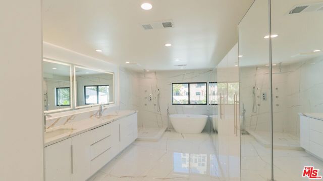10520 Ashton Avenue, Los Angeles CA: https://media.crmls.org/mediaz/a2e95a33-d4f3-4d5e-8d72-a820abdd2a21.jpg