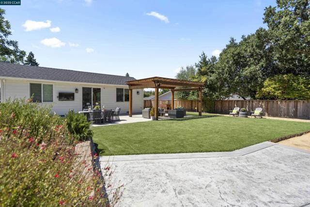 273 Valle Vista Dr, Danville CA: https://media.crmls.org/mediaz/a2e9c01a-fb67-4278-adad-10043da99c2b.jpg